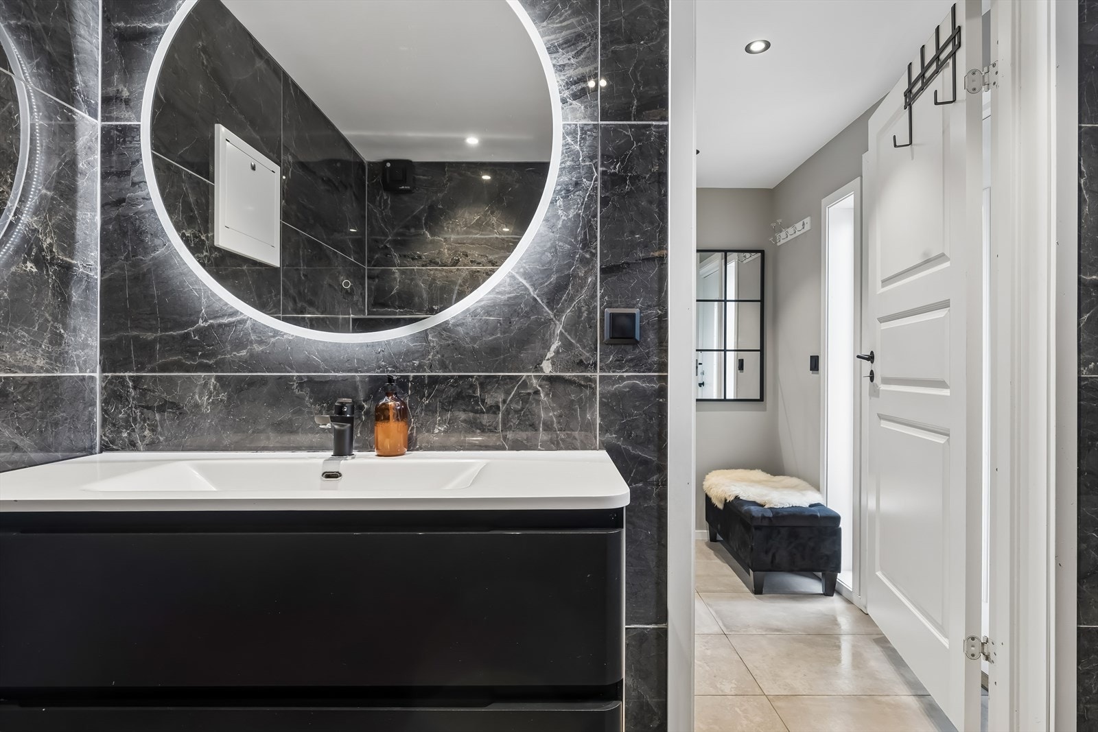 Her er det varme i gulvet, servantinnredning med underskap og et stort speil med integrert belysning. Galleribilde