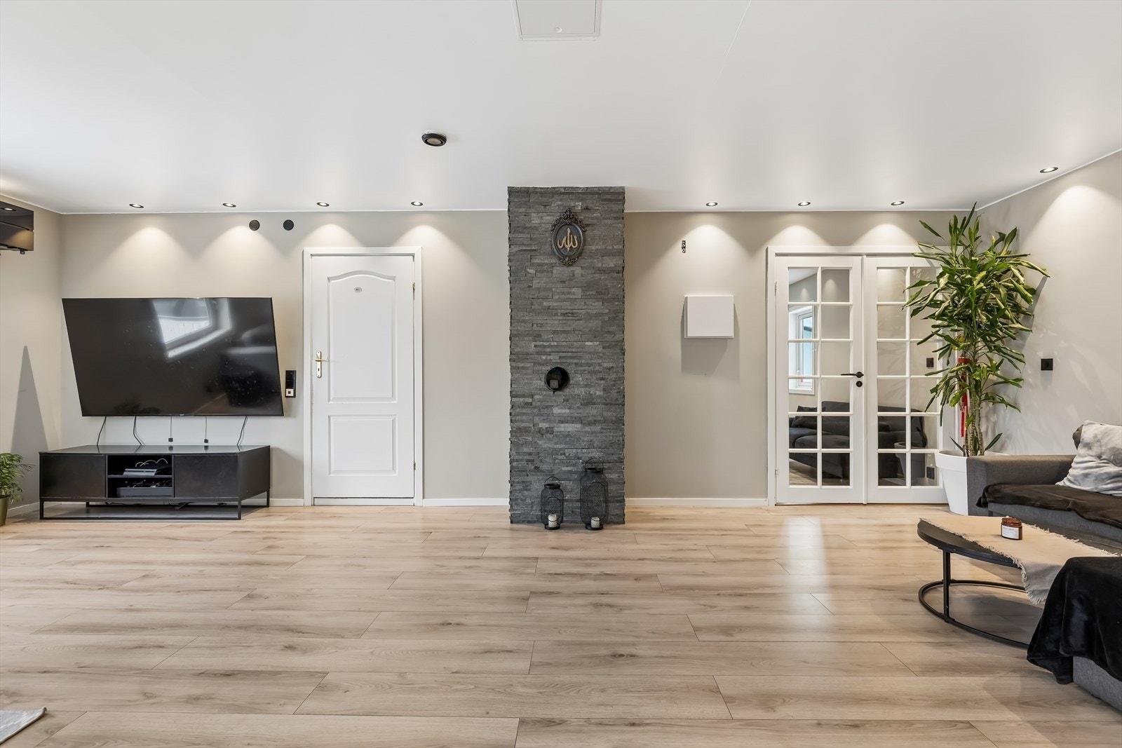 Store, åpne flater gir fleksibilitet i møbleringen av stuen. Galleribilde