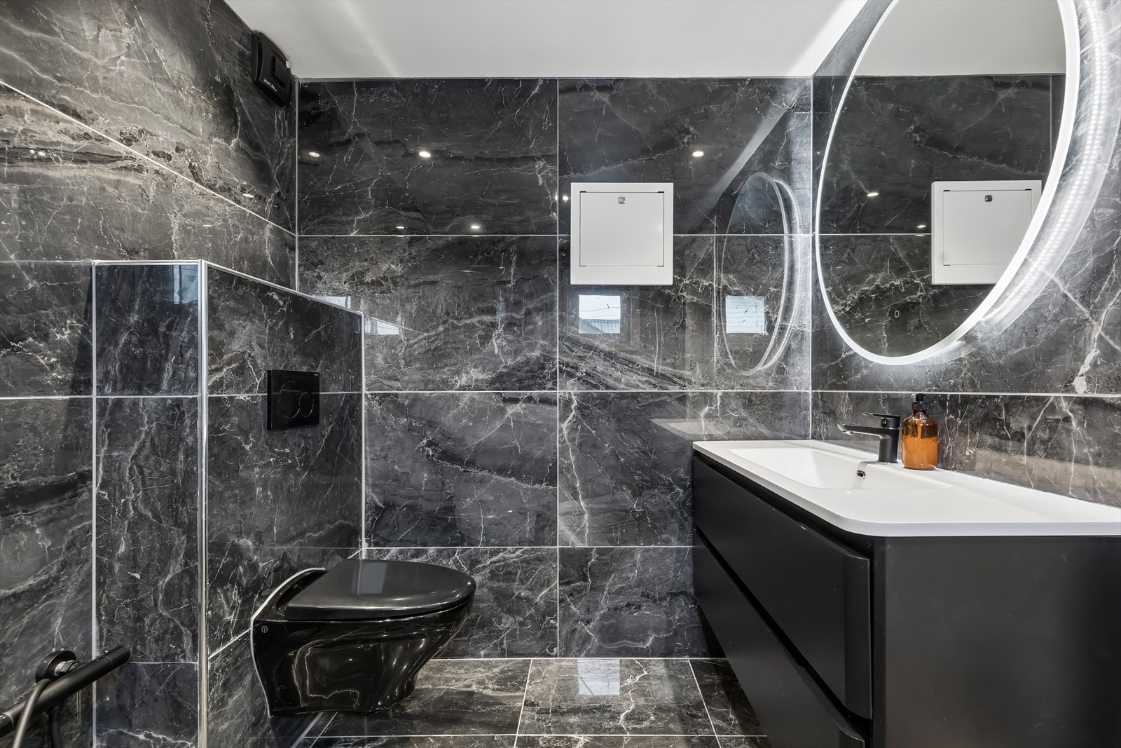 Hovedbadet i første etasje ble pusset opp i 2021 med delikate fliser og vegghengt toalett. Galleribilde