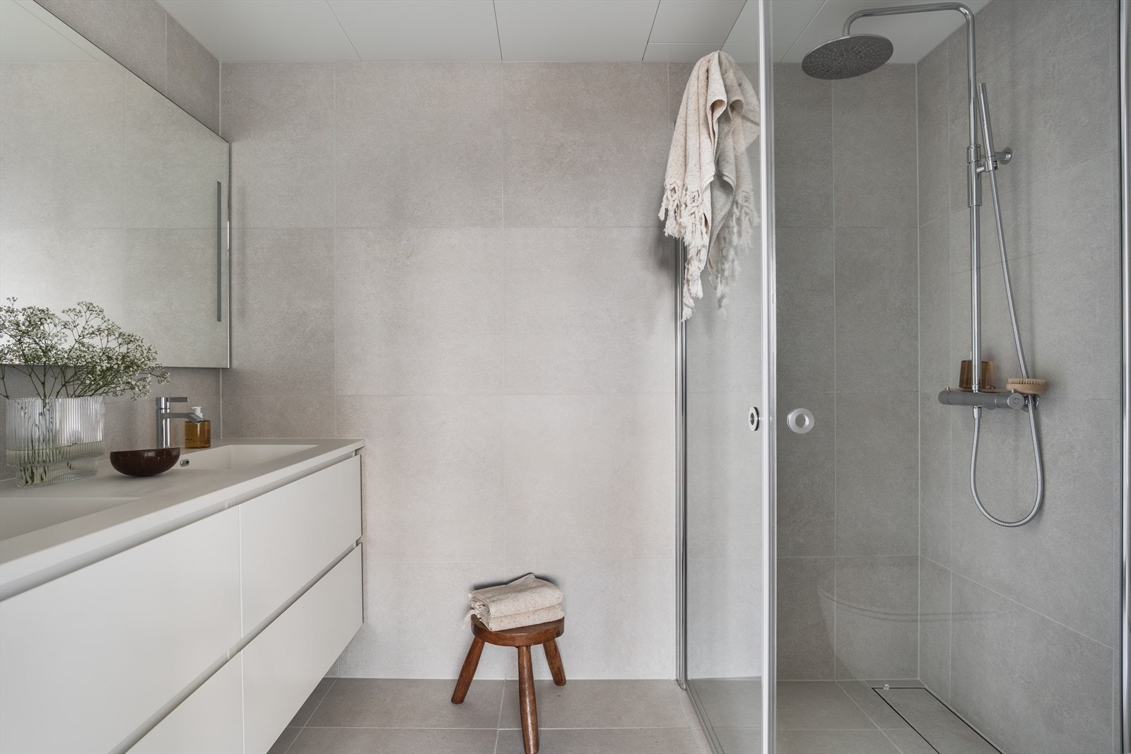 Stort speil med belysning for god romfølelse. Galleribilde