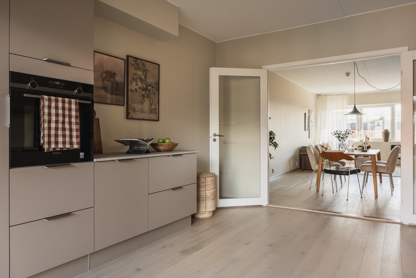 Kjøkkenet er en av leilighetens store kvaliteter, med god plass til både matlaging, oppbevaring og spiseplass dersom man ønsker det. Galleribilde