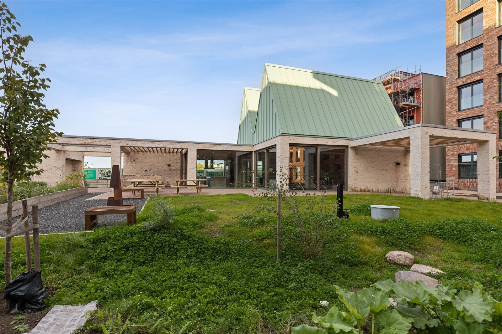 Borettslaget har et stort felleshus som kan leies av beboere for arrangementer. Er er det et godt utstyrt kjøkken, både inne og ute, sittegrupper, baderom mm. Galleribilde