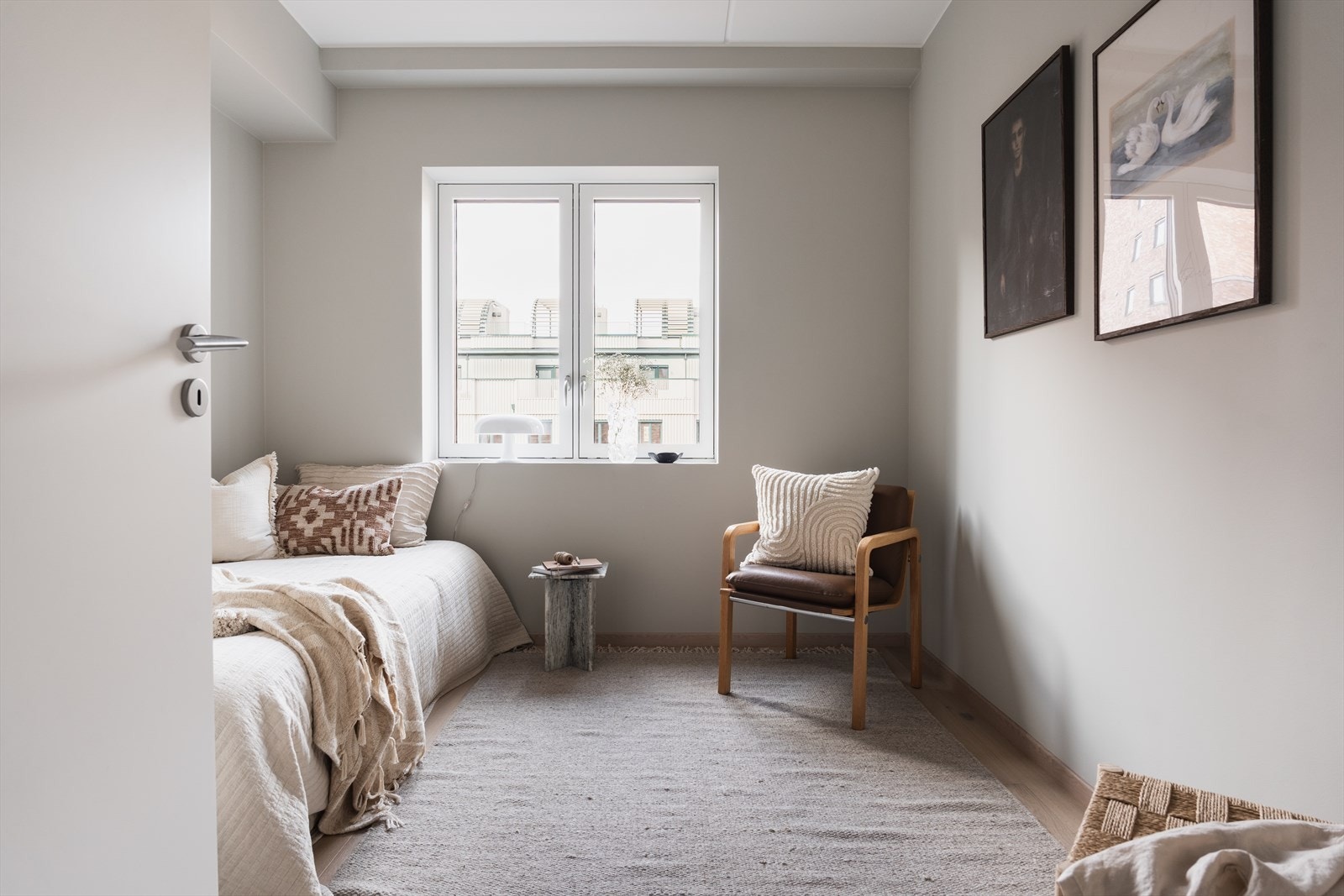 Sov 2 - Leiligheten har en genial planløsning med to soverom samlet i en egen, rolig sone Galleribilde