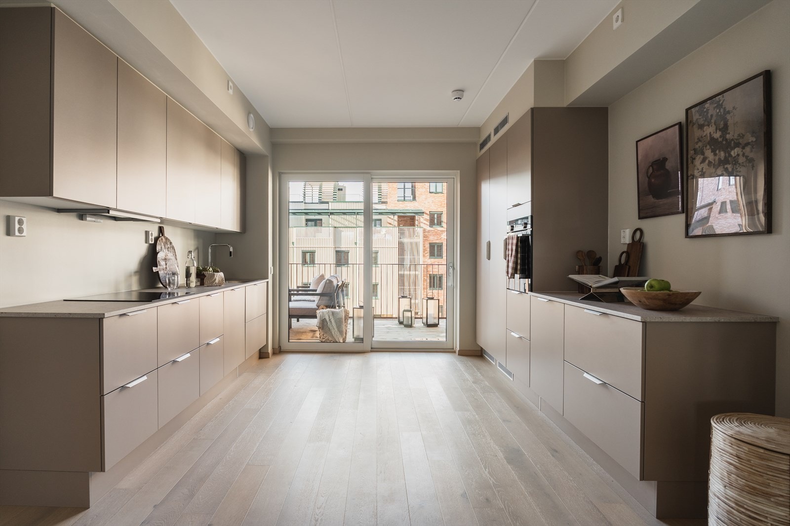 Fra kjøkkenet er det utgang til en vestvendt balkong på 12 m² Galleribilde