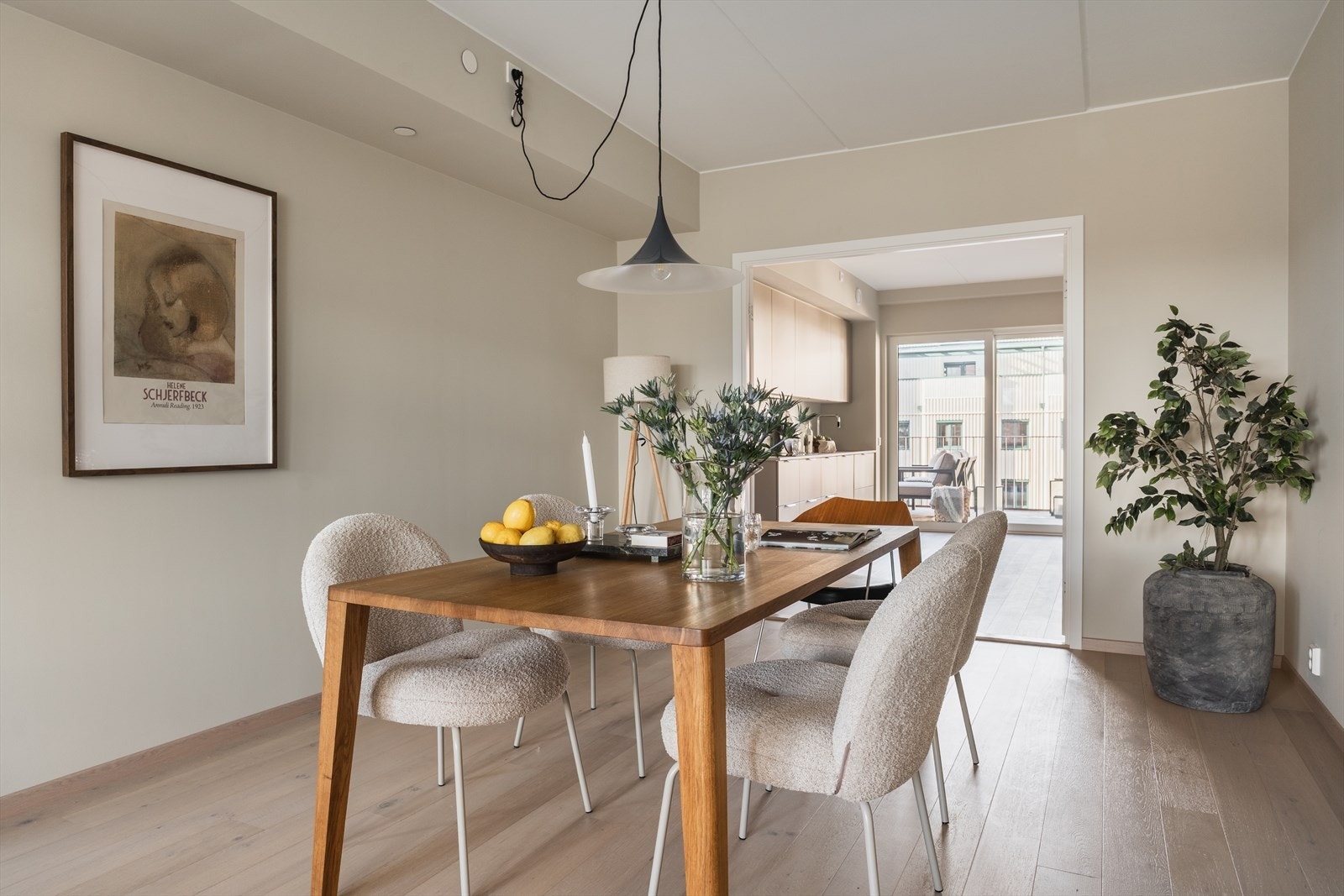 Kjøkkenet kan skjermes med tofløyet dør for en mer separat og klassisk romløsning. Galleribilde