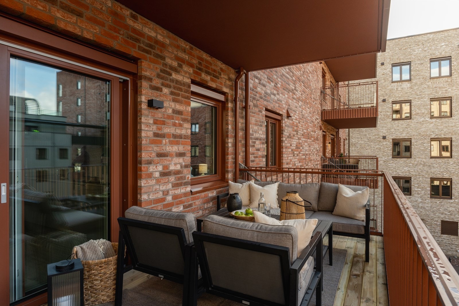 Den romslige balkongen byr på god plass til både spisegruppe, sittegruppe og grill. Galleribilde