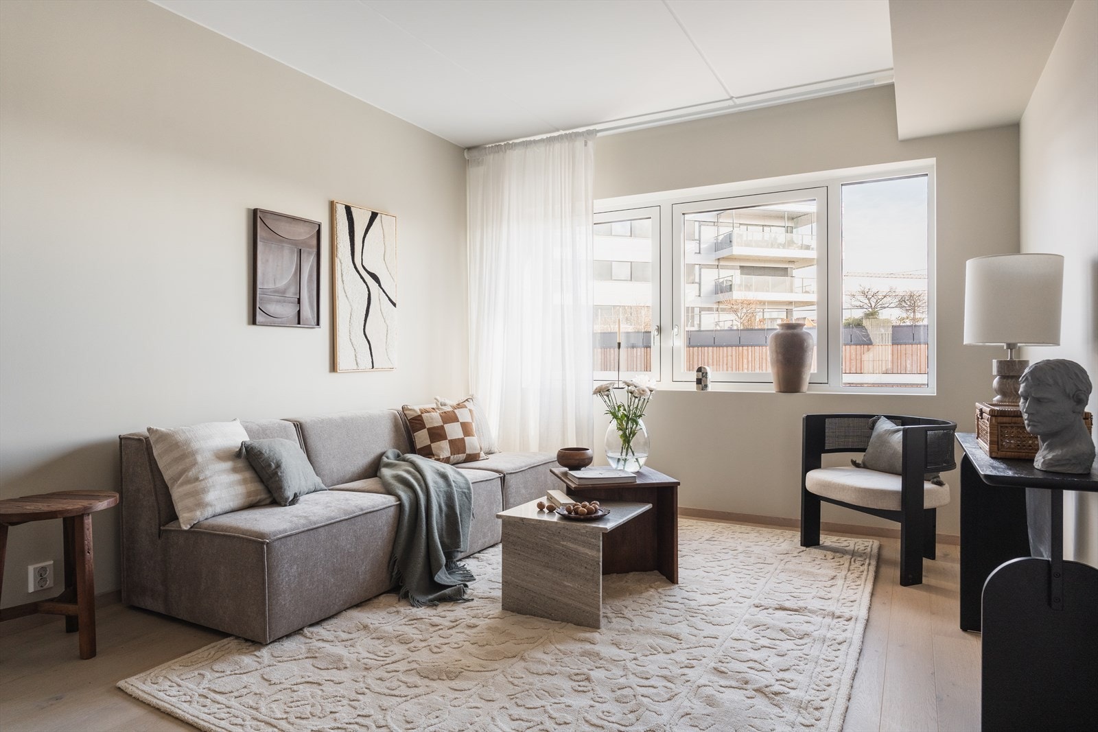 Utsikten oppleves som luftig fra stuen. Galleribilde