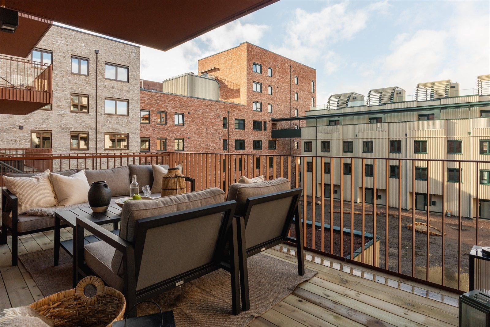 Her sitter du høyt, med fin utsikt mot felles bakgård og en deilig følelse av luft og lys. Galleribilde