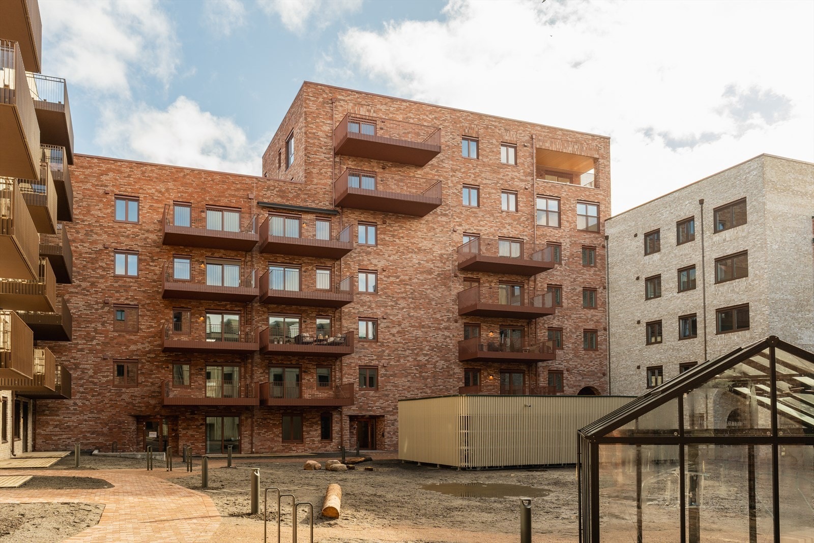 Nylig ferdigstilt borettslag. Bakgården blir frodig opparbeidet med plen og prydbusker. Galleribilde