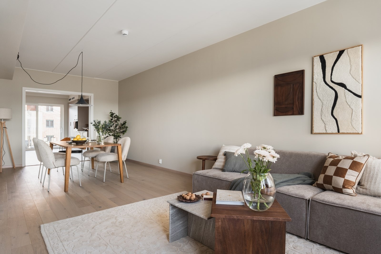 Stuen har en svært god utforming med plass til både sofagruppe, TV-sone og spiseplass. Galleribilde