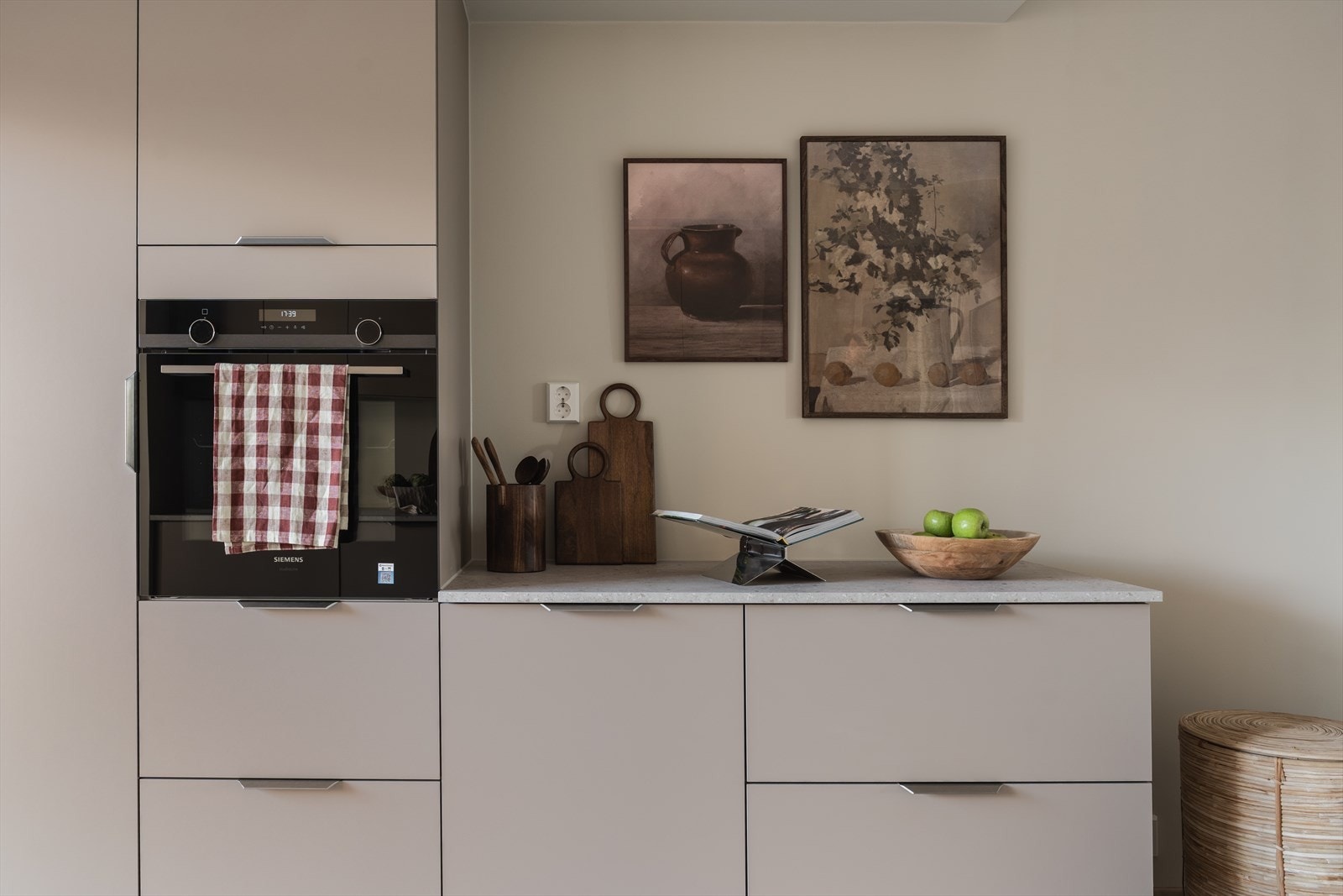 Integrerte hvitevarer fra Siemens består av kjøleskap, stekeovn, induksjonstopp og oppvaskmaskin, og det er i tillegg avsatt plass til fryseskap. Galleribilde