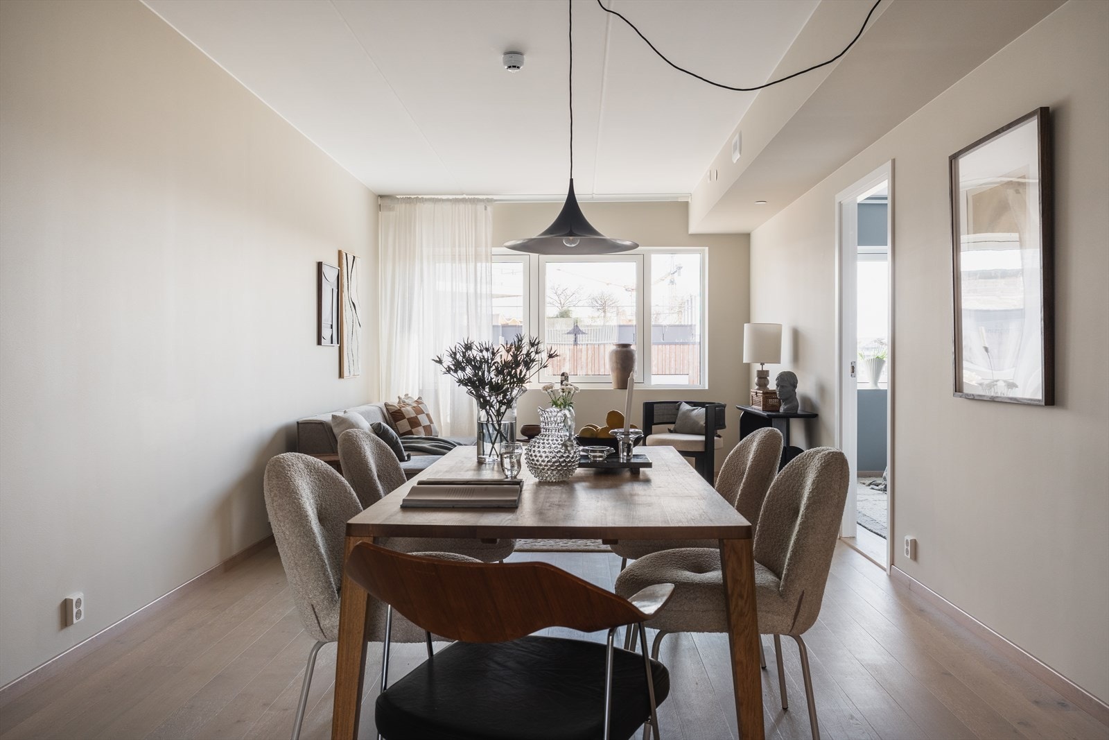 Rommet oppleves lyst og luftig, og den gjennomgående planløsningen bidrar til en god romfølelse i boligen Galleribilde