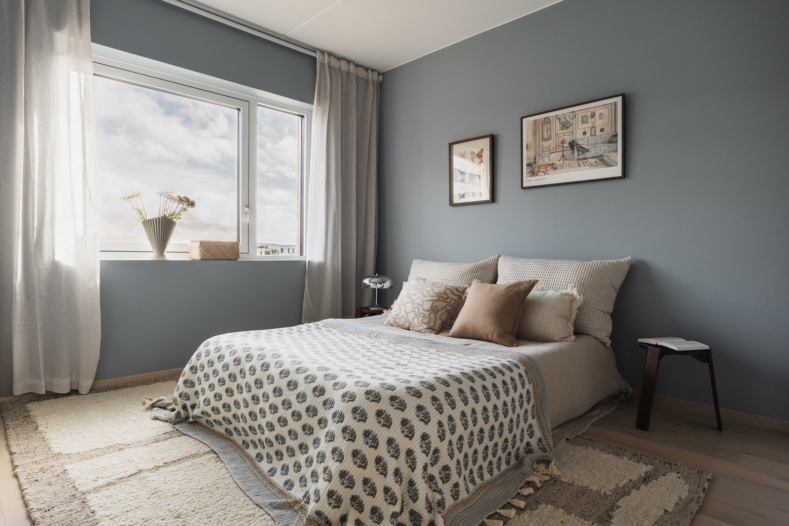 Hovedsoverommet ligger nær stuen, slik at barn eller gjester kan trekke seg tilbake uten å bli forstyrret av de som er i stuen. Galleribilde