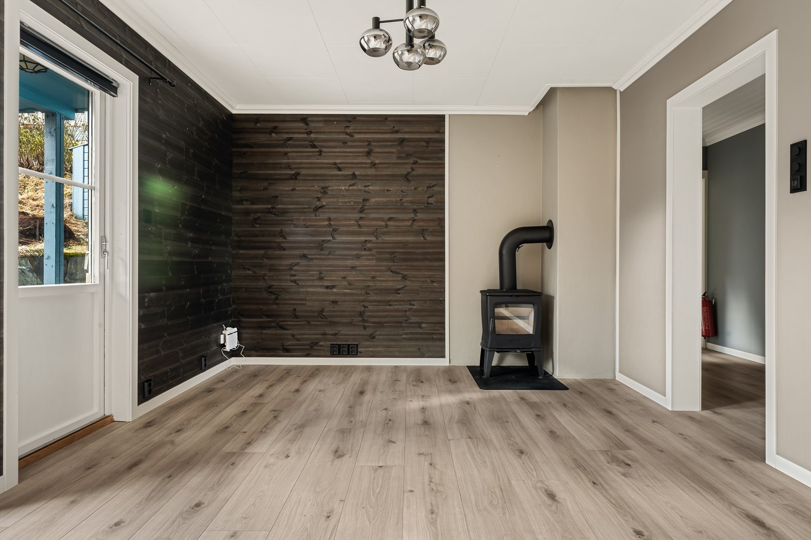 Fra stuen er det direkte utgang til stor og opparbeidet uteplass! Galleribilde