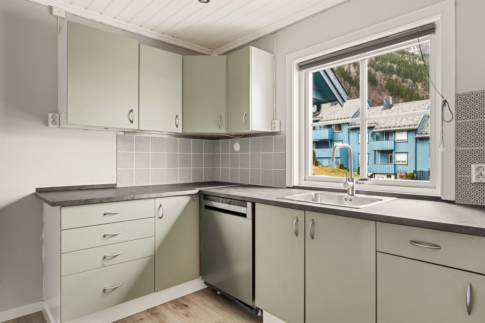 Kjøkkeninnredning med sletter fronter og benkeplate av laminat. Galleribilde