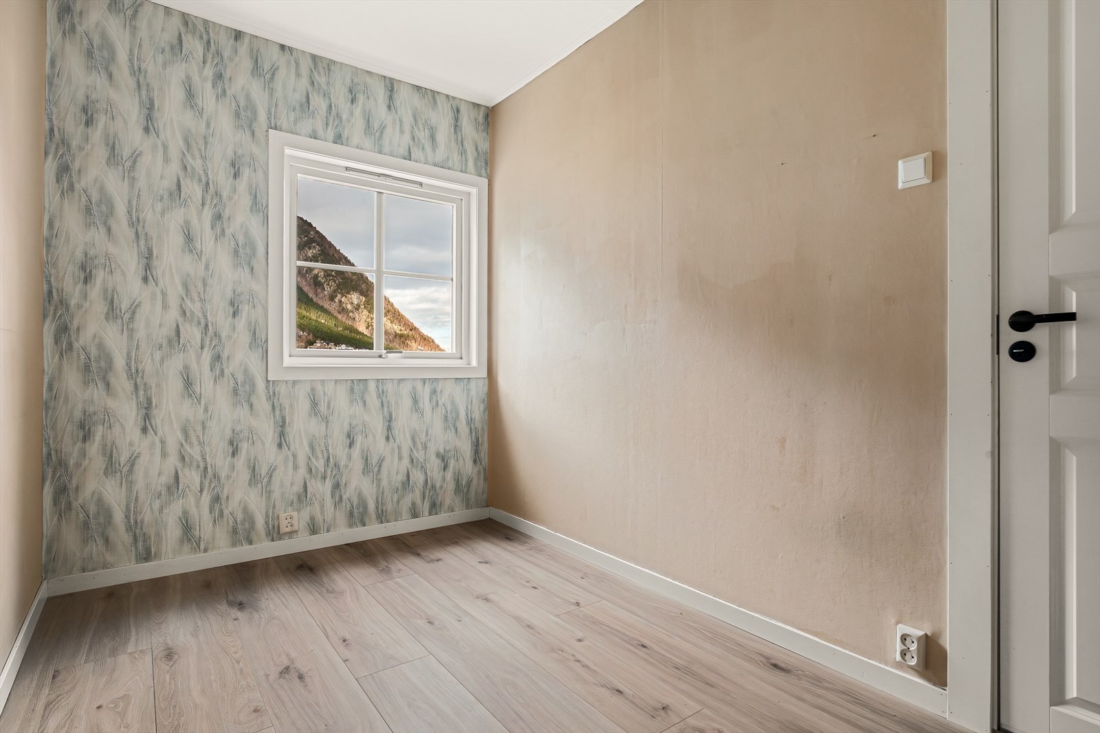 Her er det god plass til seng, nattbord og ønsket møblement. Galleribilde