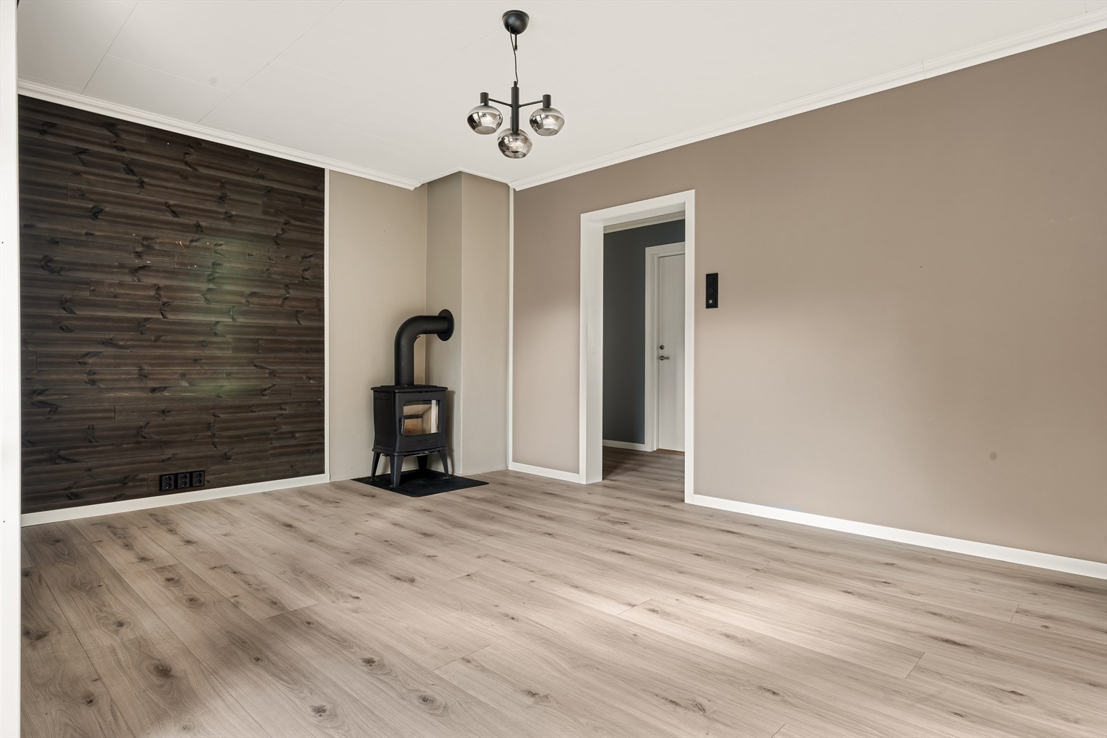 I 2022 ble det lagt nytt laminatgulv i hele leiligheten. Galleribilde