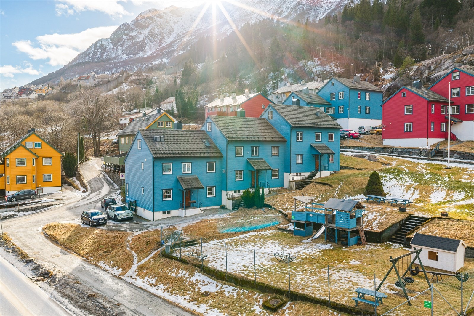 Her bor man i et rolig og etablert boligområde perfekt for både store og små! Galleribilde
