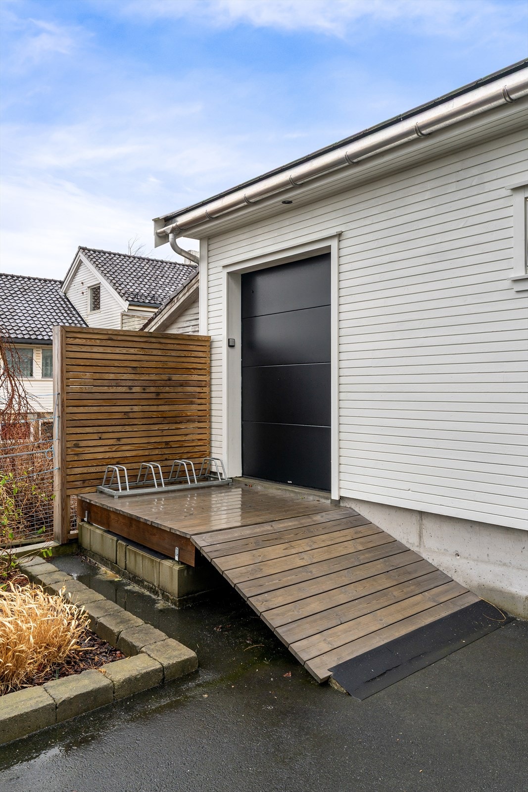 Praktisk sykkelbod med aut. port Galleribilde