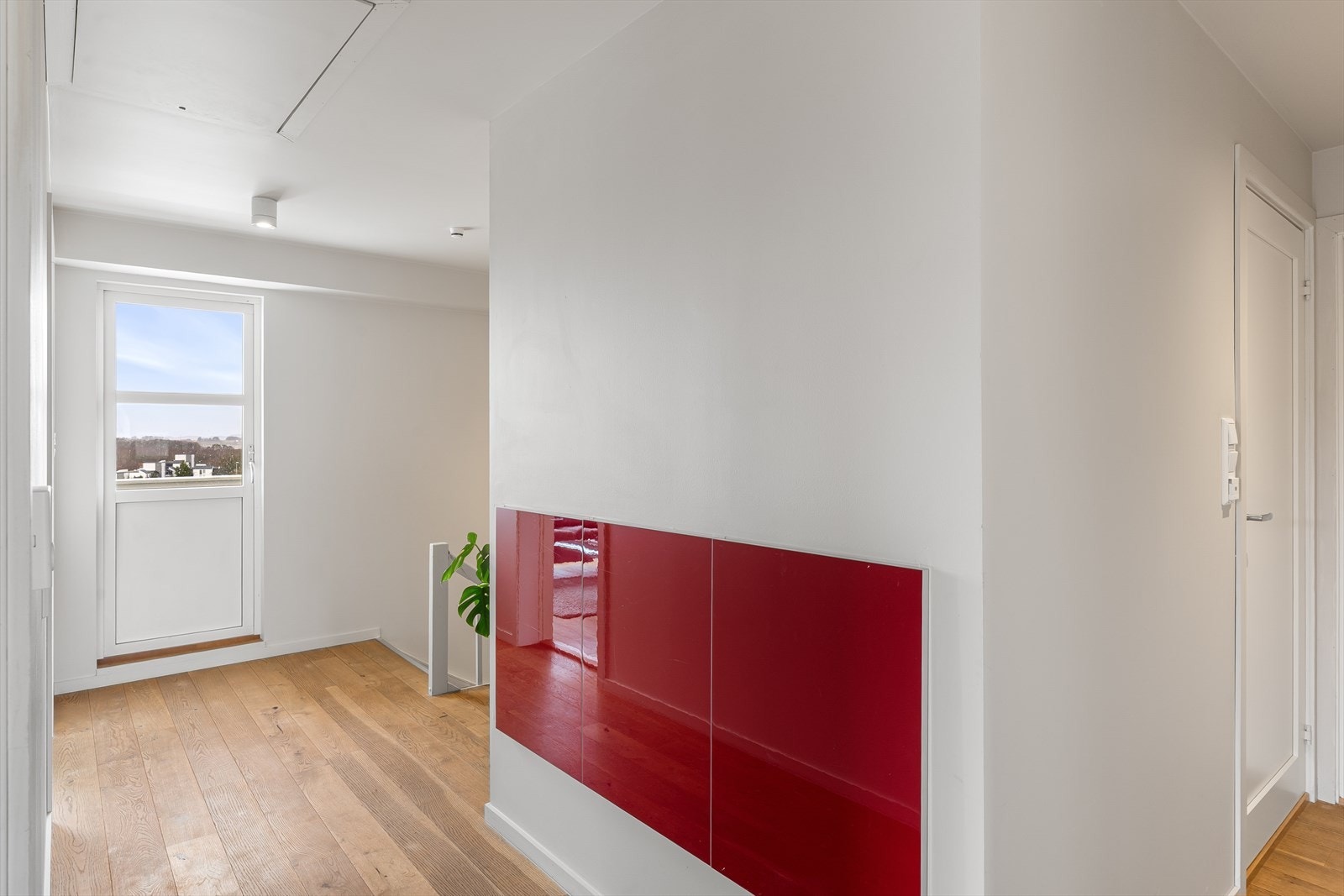 Gang med utgang til balkong. Fra balkongen kan en følge solnedgangen. Nedfelbar trapp til lagringsloft. Galleribilde