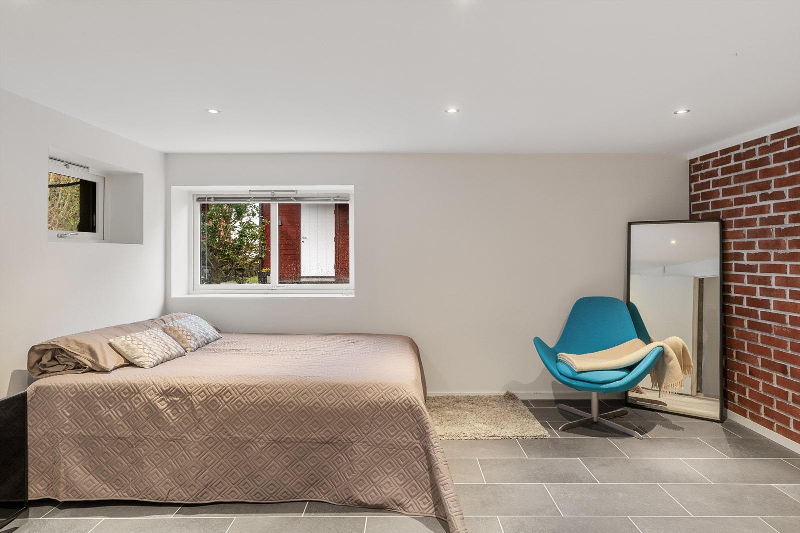 Kjekk peisestue/soverom med rømmningsvindu (rommet er ikke byggemeldt og godkjent til rom for varig opphold) Fliser på gulv og gulvvarme. Galleribilde