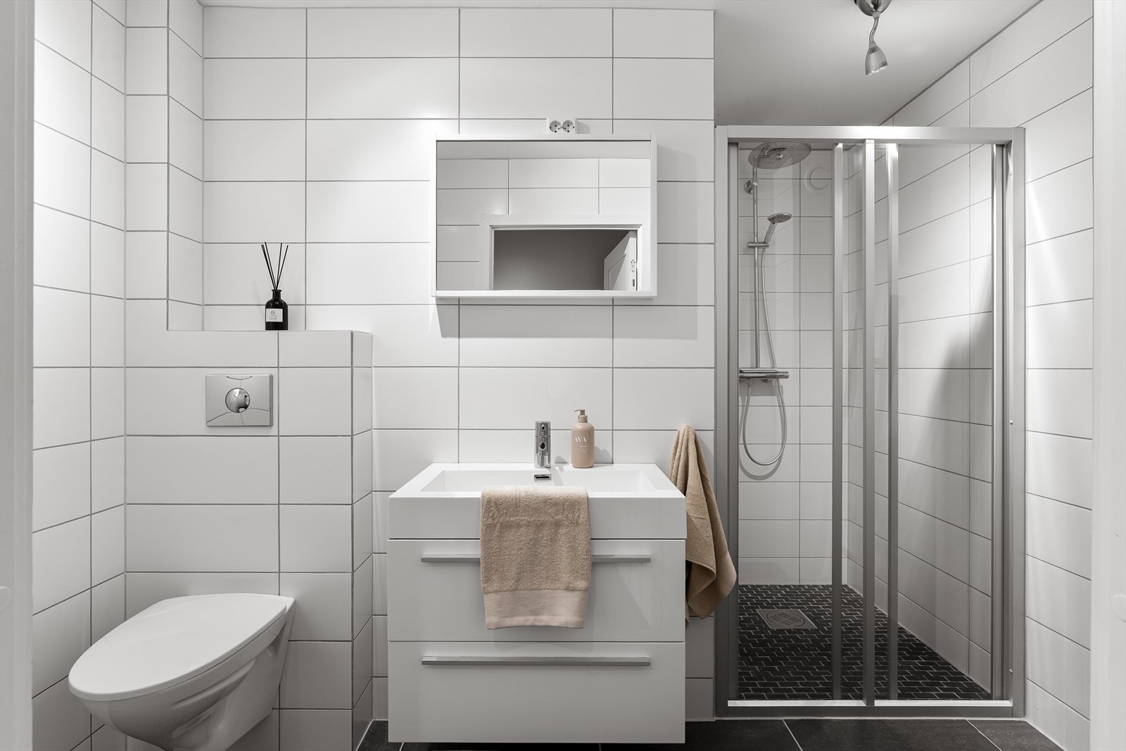 Helfliset bad med gulvvarme, dusjnisje, vegghengt wc og vask i møbel. Galleribilde