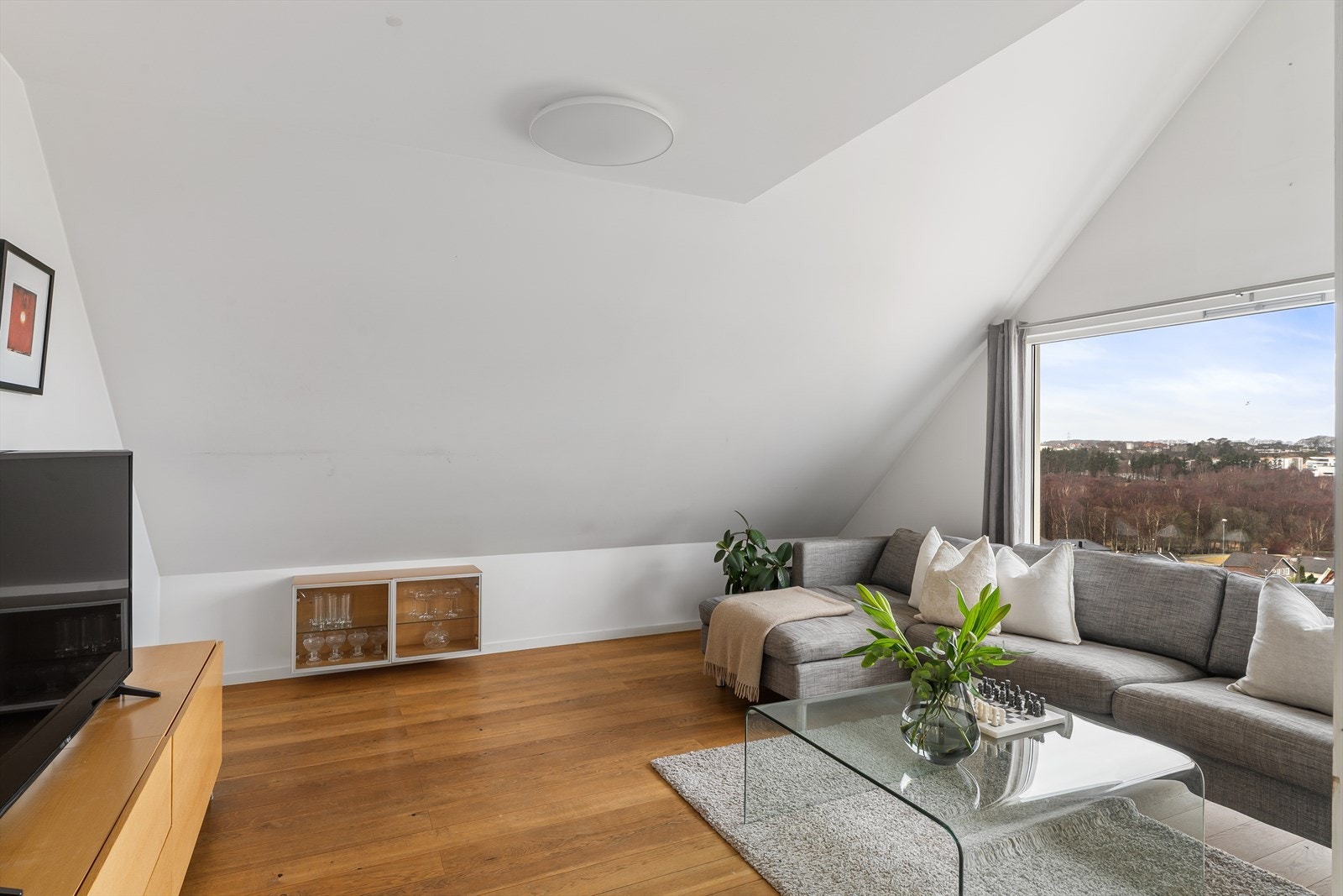 Luftig stue med god takhøyde og flott utsikt. Galleribilde