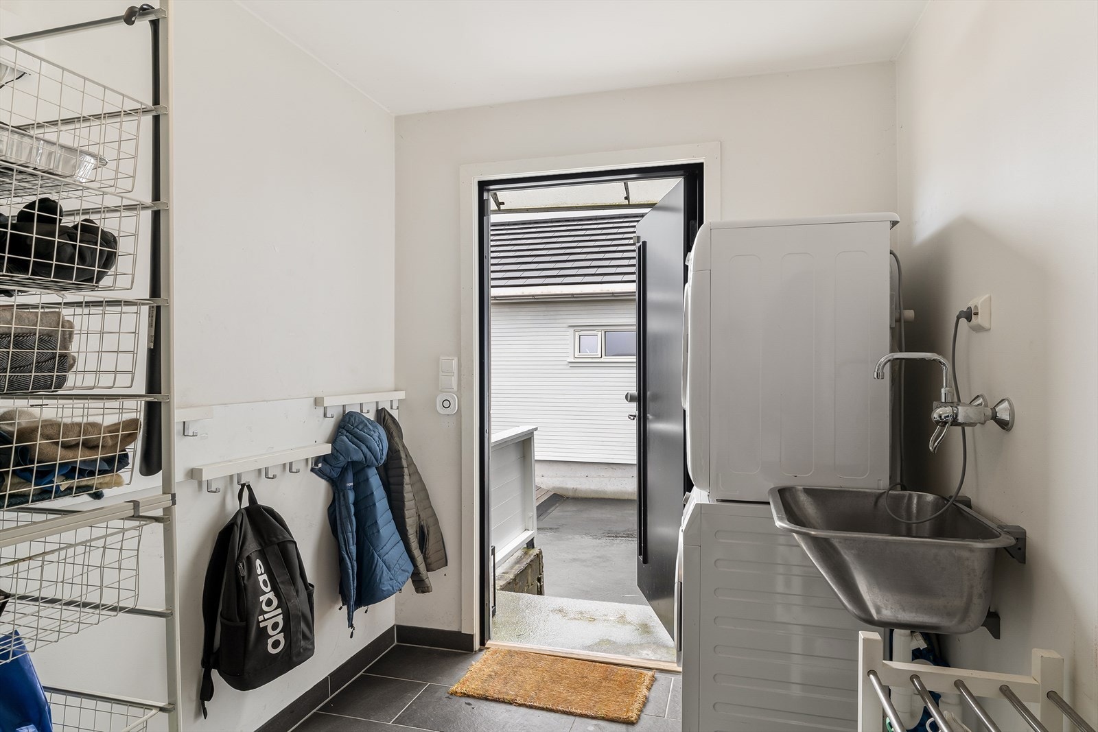 Praktisk vaskerom med biingang. Galleribilde