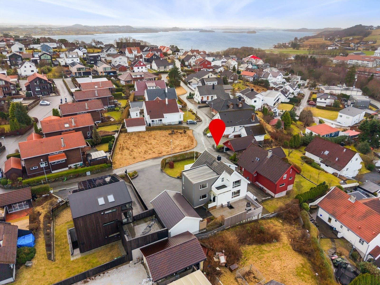 Attraktivt og barnevennlig område på Madla med kort vi til skole, barnehage, turområder, aktivitetstilbud og Thon Senter Madla Galleribilde