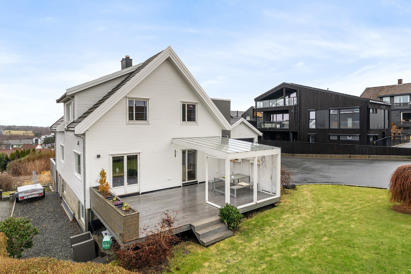 Tiltalende enebolig med dobbel garasje | Betydelig renovert i 2010 | 4 soverom, 2 bad og 2 stuer | Utsikt Galleribilde