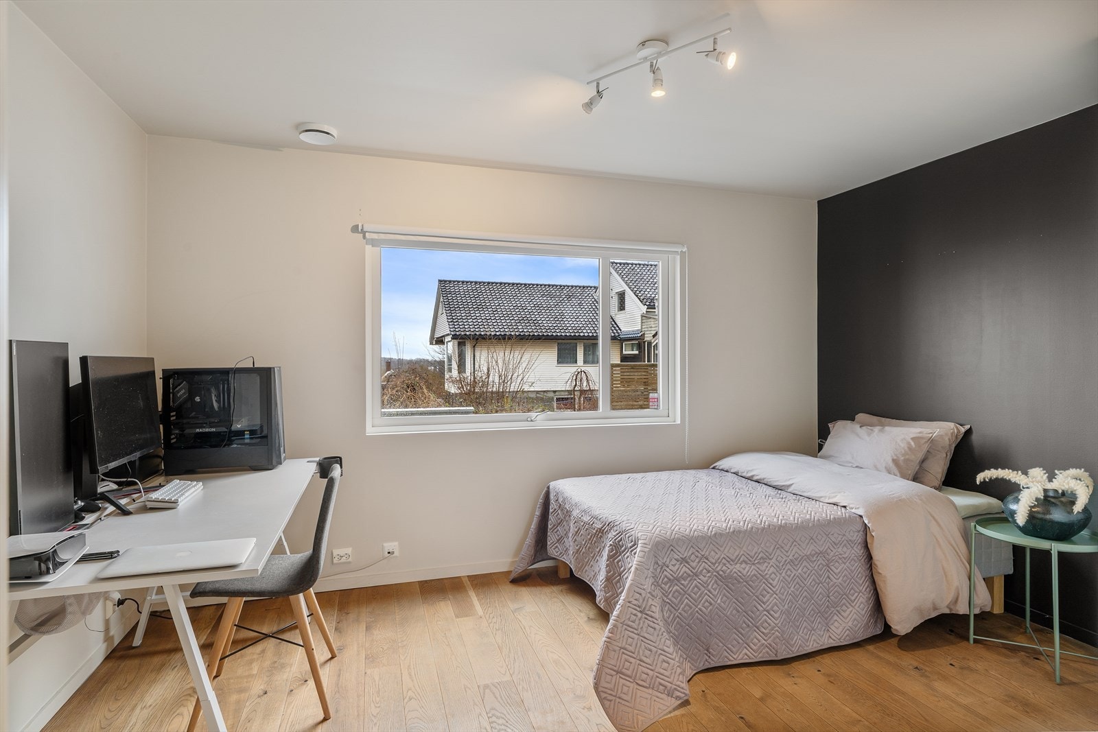 Soverom med garderobeplass. Galleribilde