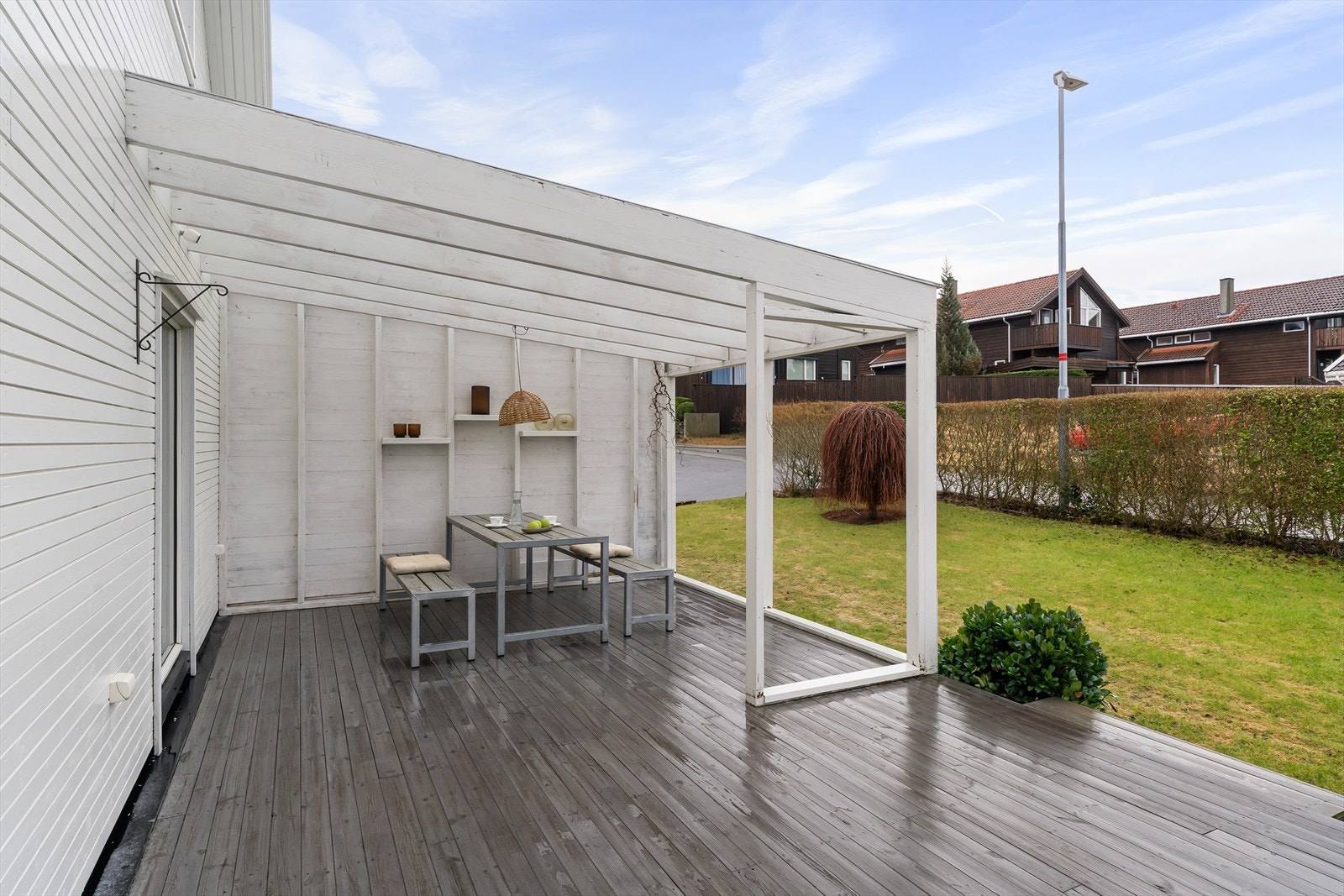 Hagestue og hage mot sør Galleribilde