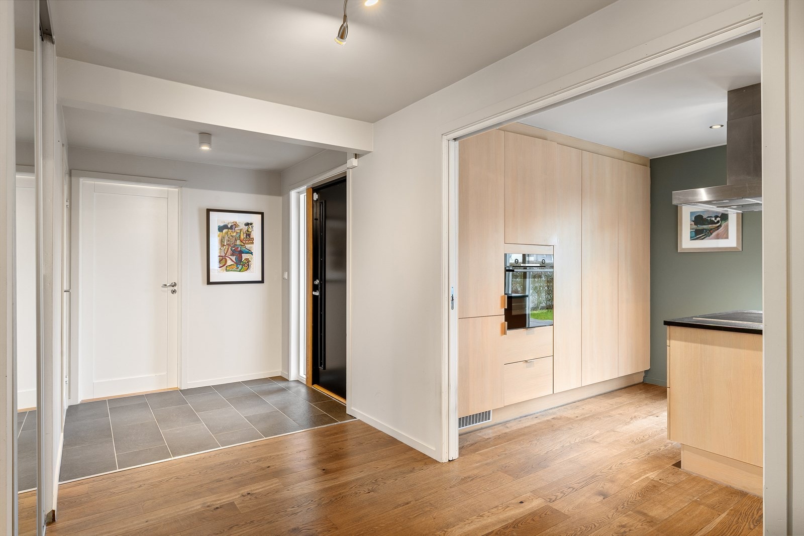 Entre med skyvedørsgarderobe. Fliser på gulv og gulvarme. Galleribilde