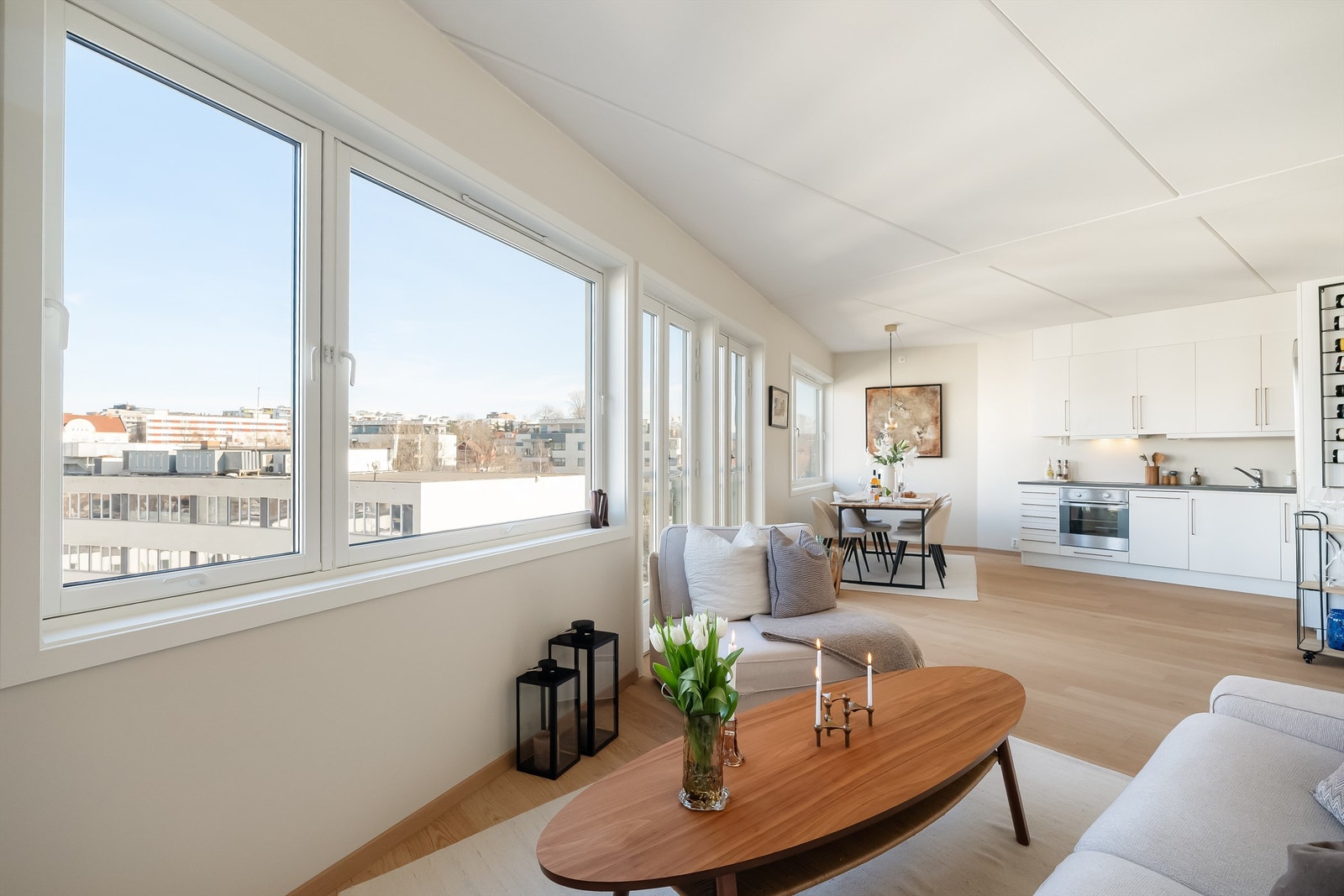 Dette er en svært lys og tiltalende 2-roms toppleilighet i moderne bygg fra 2007 med gjennomgående god standard. Galleribilde