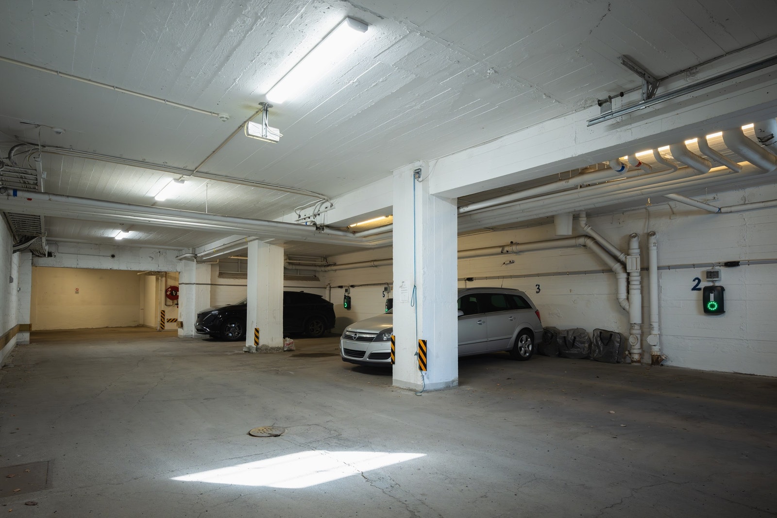 I tillegg til 5 utvendige parkeringsplasser er det også garasjeplasser for leie i lukket garasjeanlegg med og uten elbillader. Galleribilde