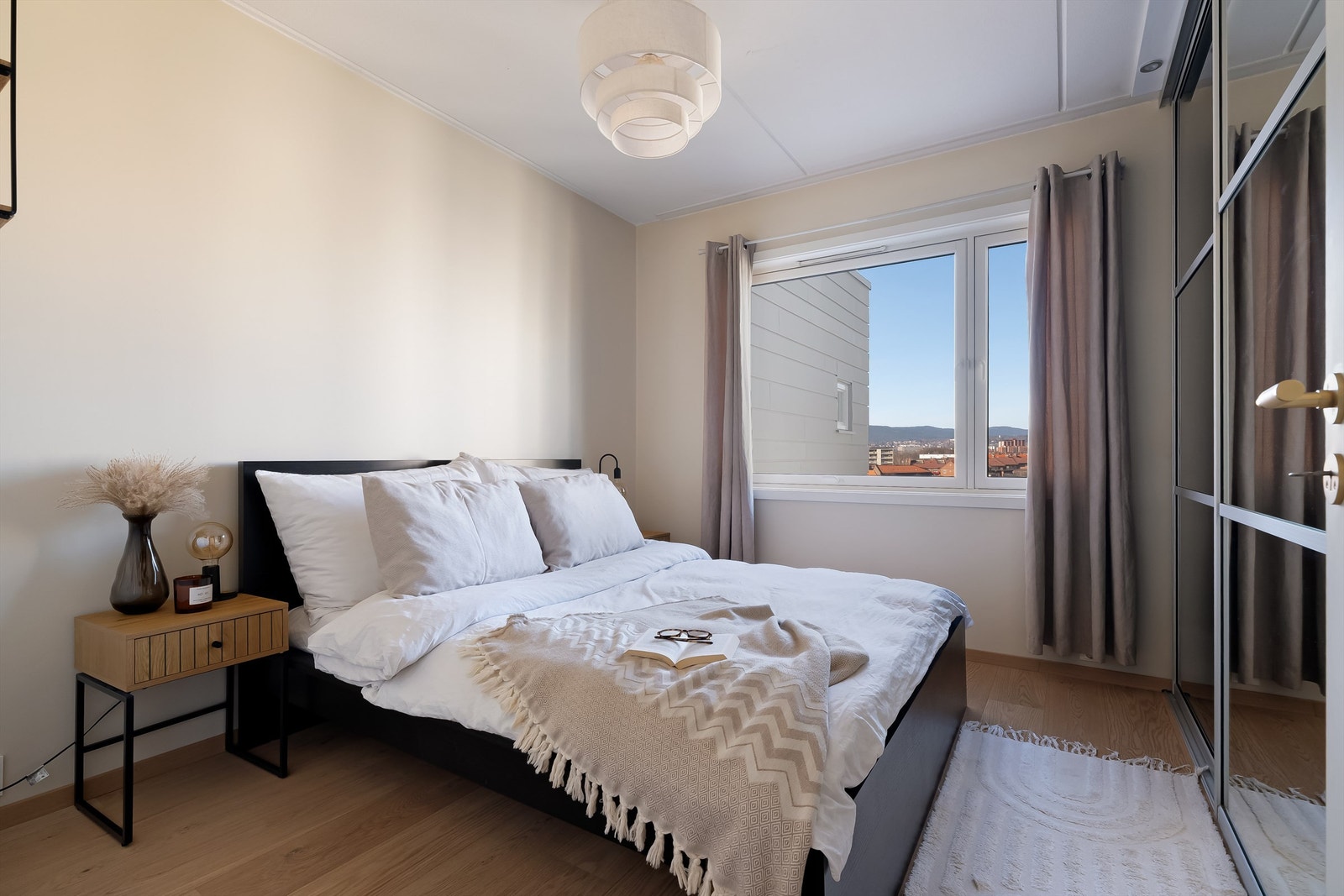 Soverom av god størrelse og god plass til dobbeltseng med tilhørende nattbord på begge sider av sengen. Galleribilde