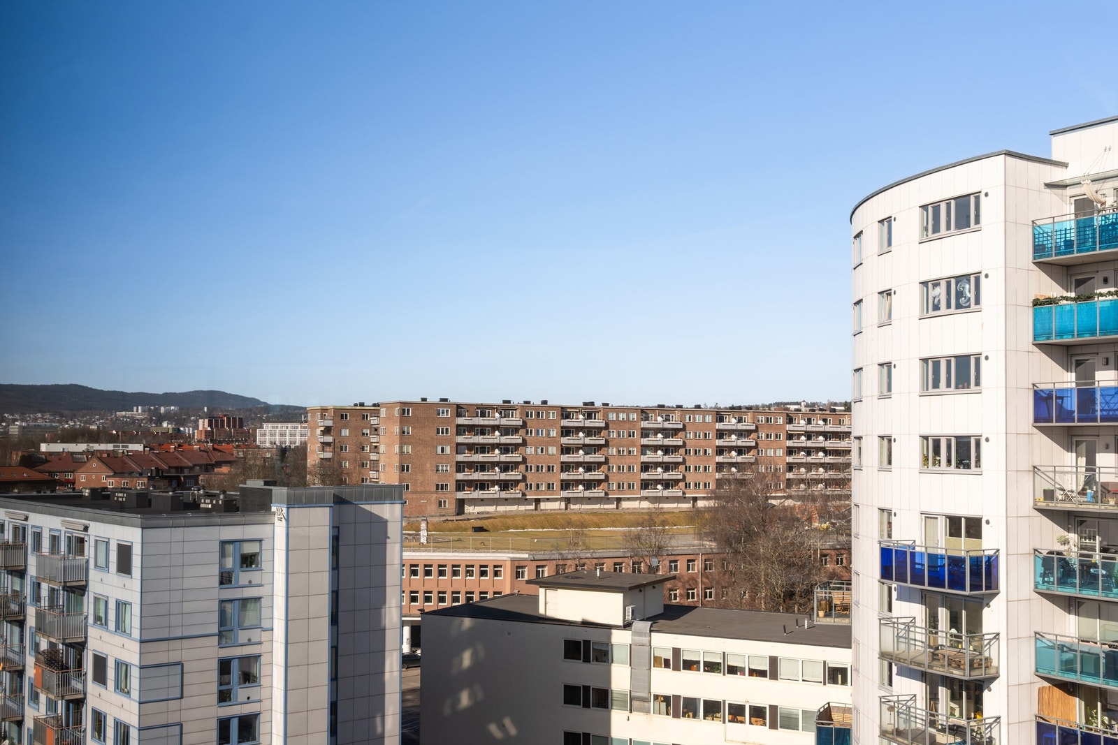 Bygården ligger utrolig fint til i oppoverbakke på en høyde. Galleribilde