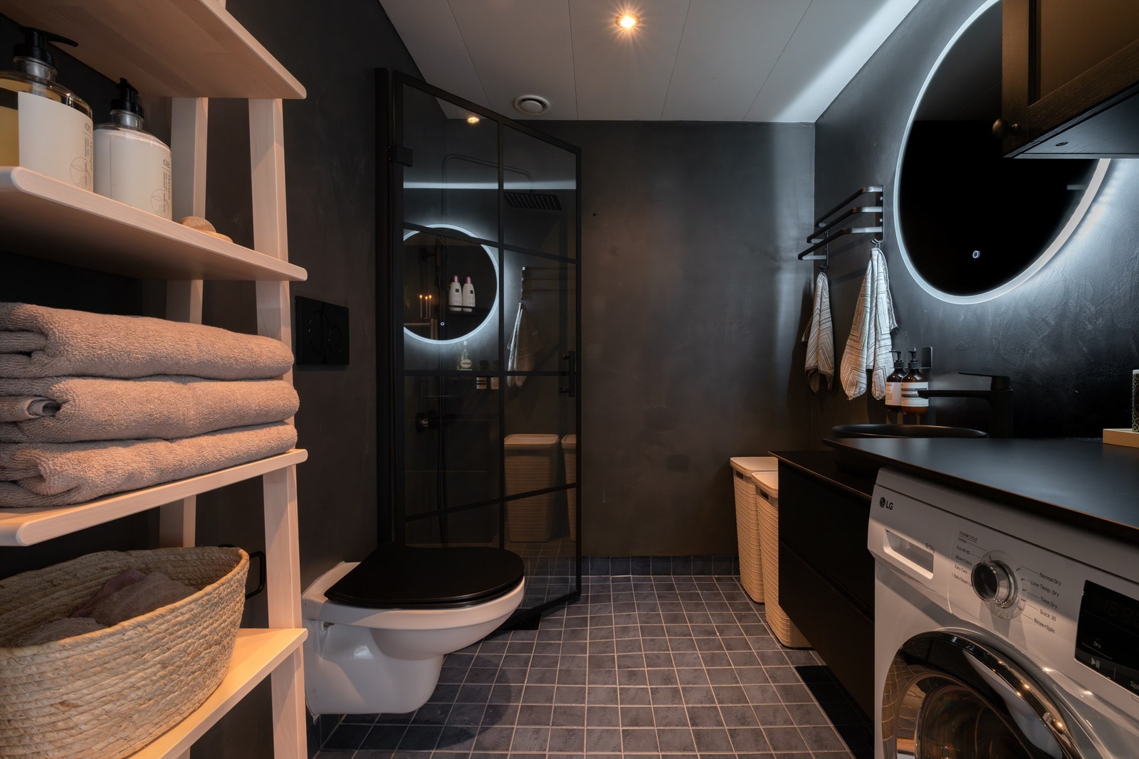 Varmekabler i gulv og opplegg for vaskemaskin. Galleribilde