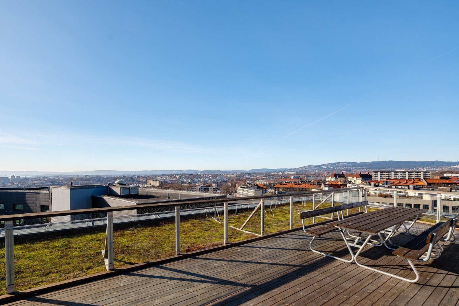 Her er det felles sittegrupper, grill, solsenger og utrolig hyggelig atmosfære. Galleribilde