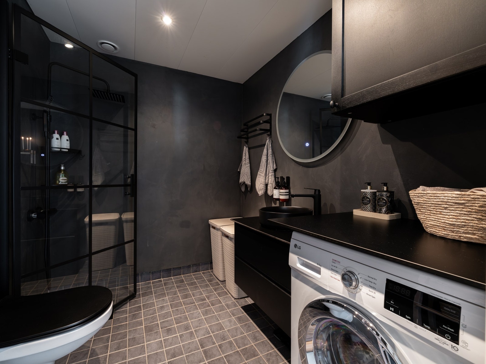 Delikat, flislagt bad som ble påkostet i 2023 med blant annet mikrosement på veggene og ny innredning. Galleribilde