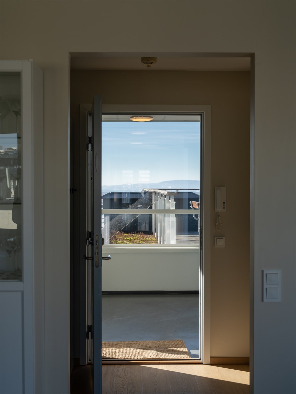 Fra gangen er det bare noen få meter til felles takterrasse med panoramautsikt og sol stort sett hele dagen. Galleribilde