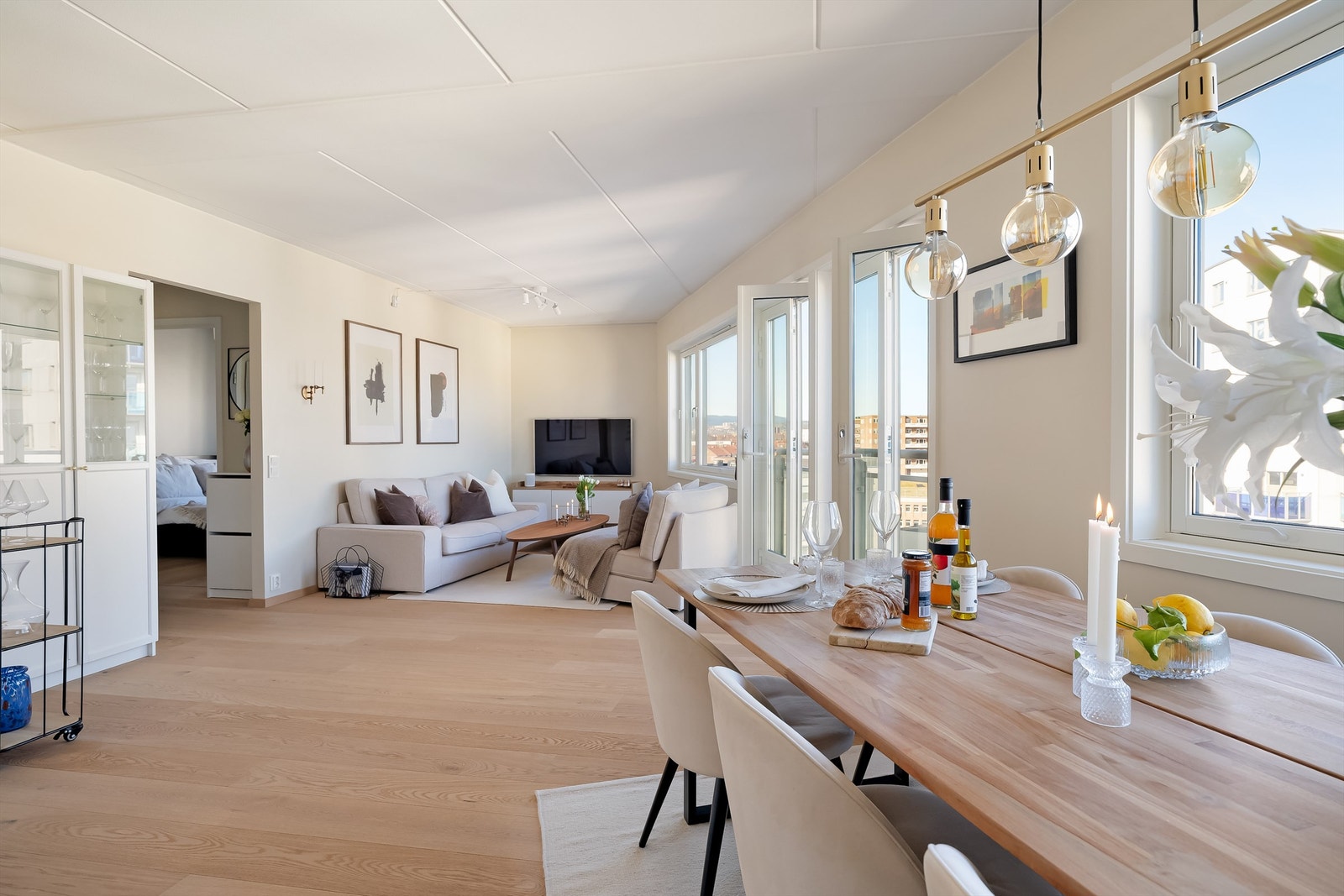 Stuen oppleves lys, luftig og romslig hvor du har god plass til spisebord, sofagruppe med tilhørende bord og TV-benk. Galleribilde