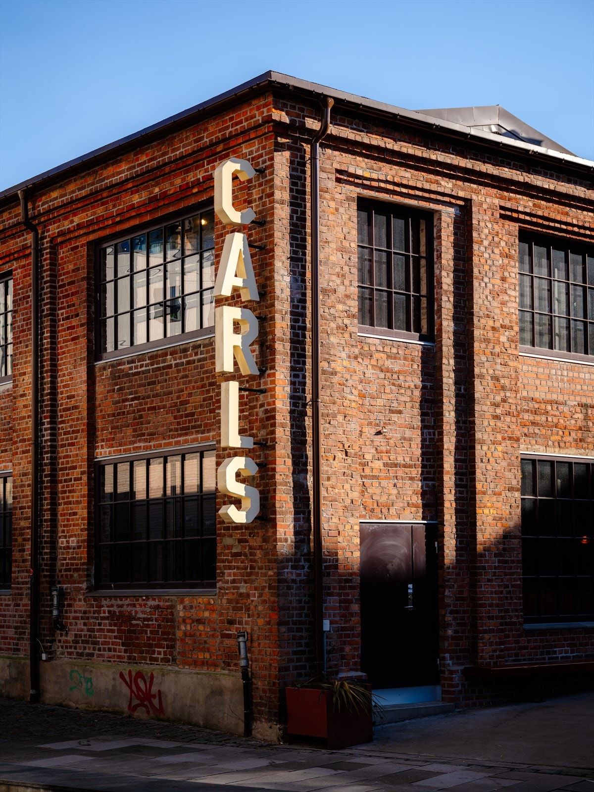 Carls ligger i gåavstand. Her er det kultur, sport, mat og drikke under ett tak på 3000 kvm, og fungerer som en sosial møteplass for nabolaget med restaurant, barer, uteservering og arrangementslokaler. Galleribilde