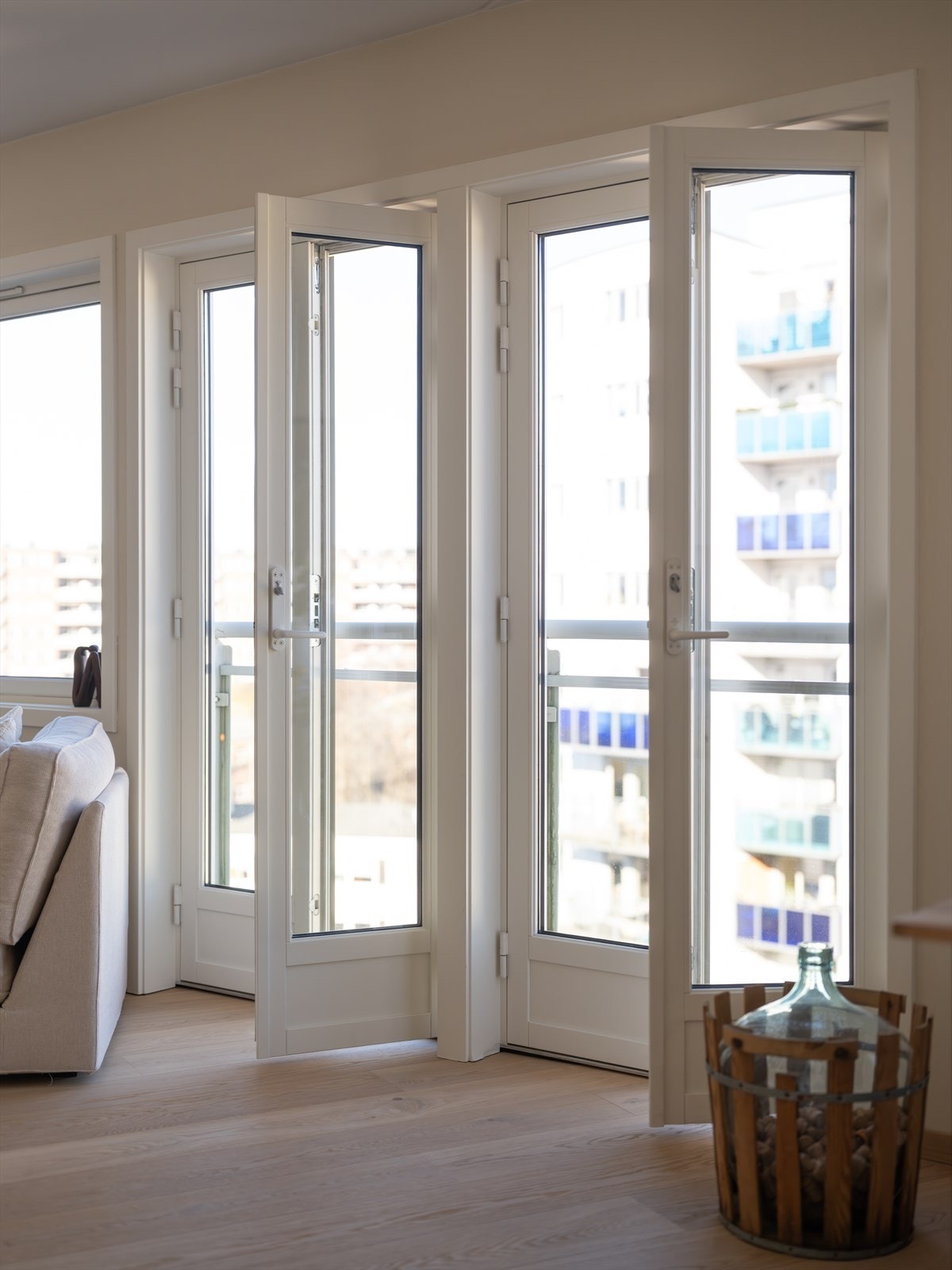 To balkongdører i stuen sørger for fine luftemuligheter. Galleribilde