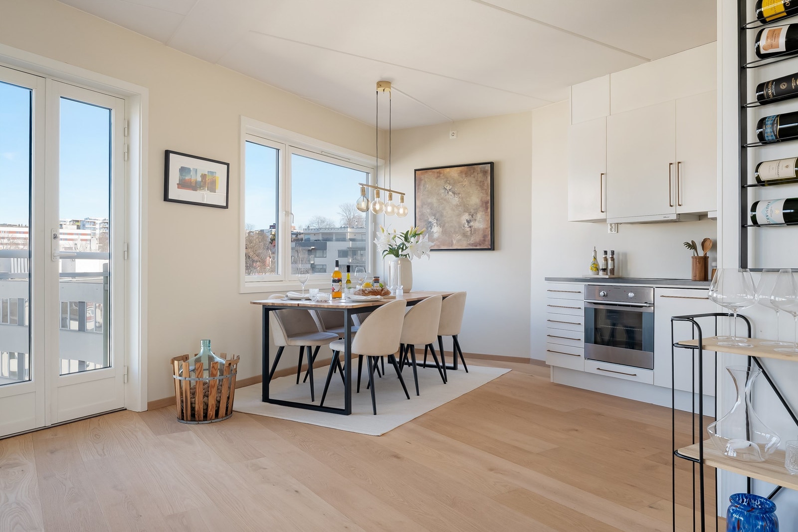 Moderne en-stavs parkett med tilhørende gulvlister i samme materiale ble lagt i 2025. Galleribilde