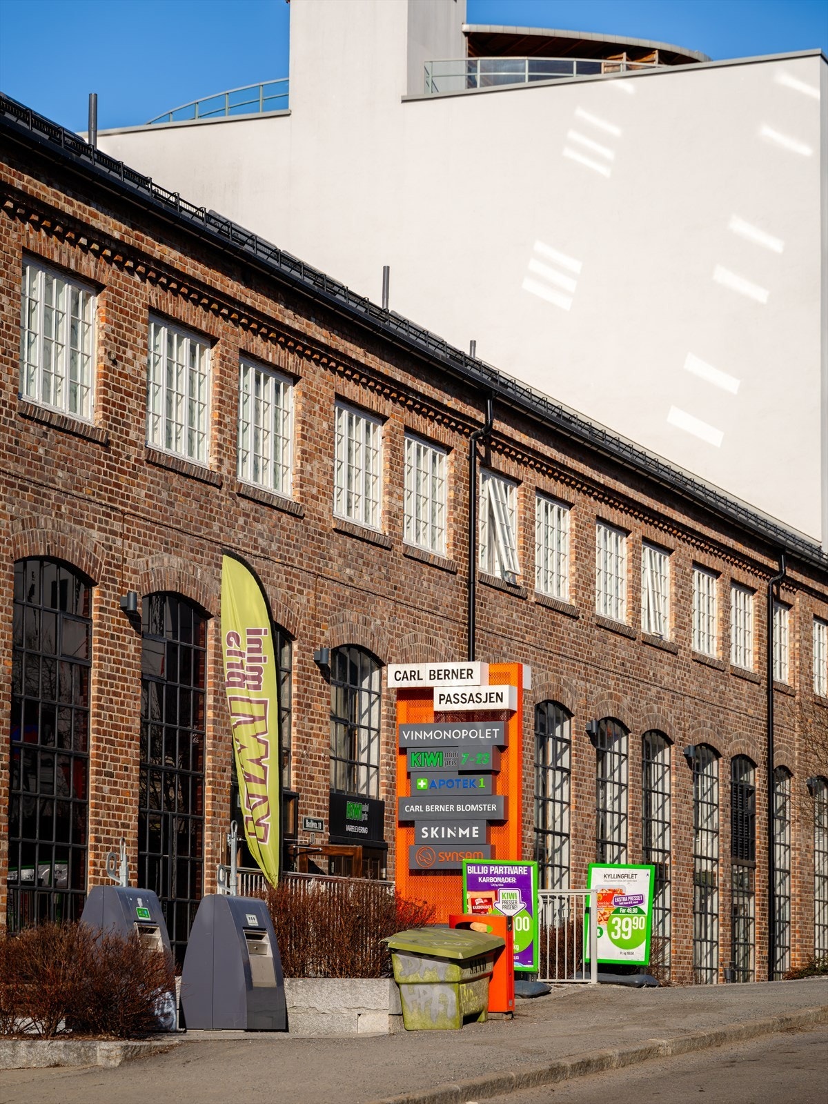 Carl Berner passasjen er ca. 100 m fra leiligheten med blant annet Vinmonopol, Kiwi og Apotek. Galleribilde