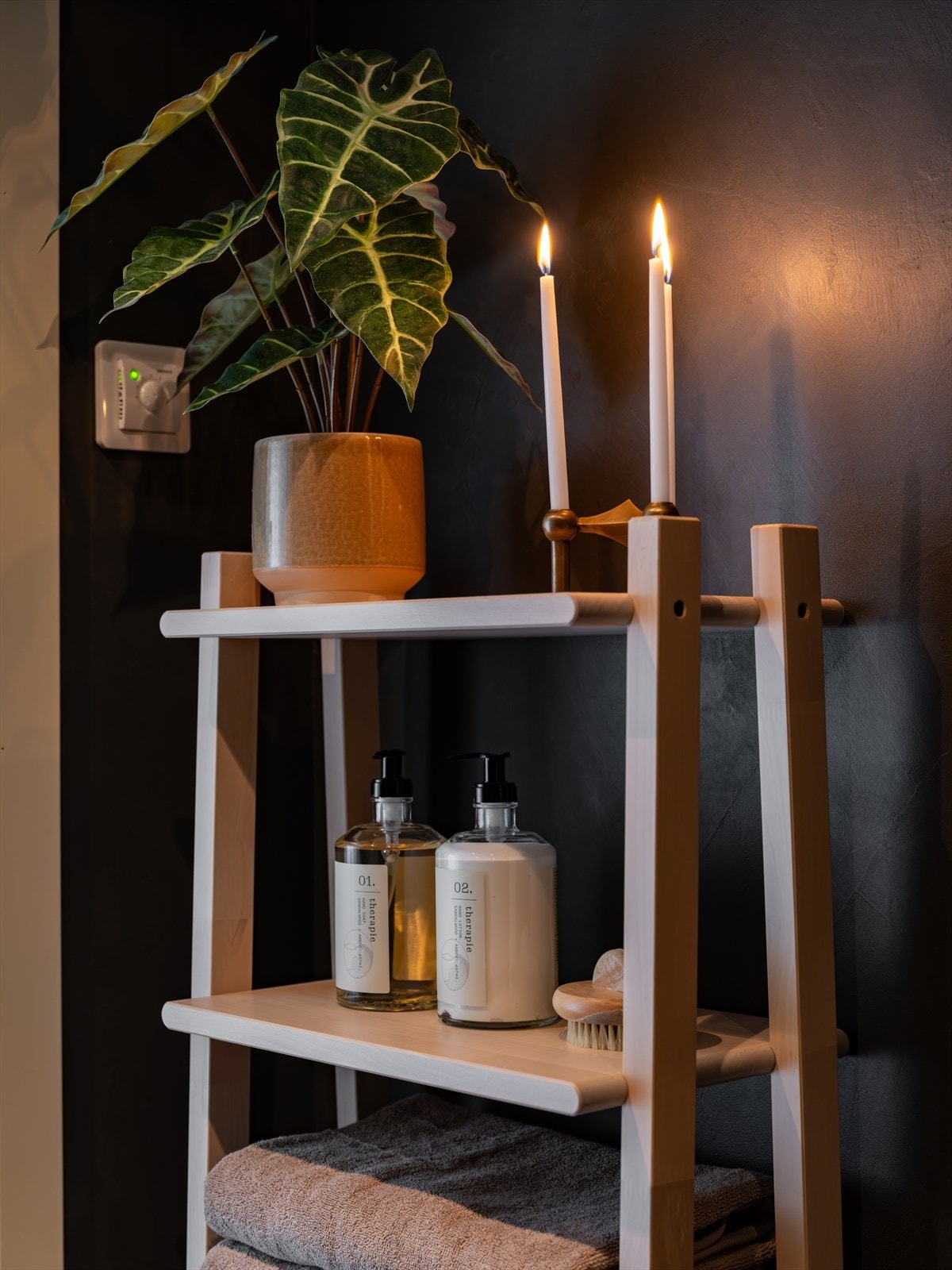 Badet er såpass romslig at det er plass til hyller og skap som sørger for god oppbevaringsplass. Galleribilde