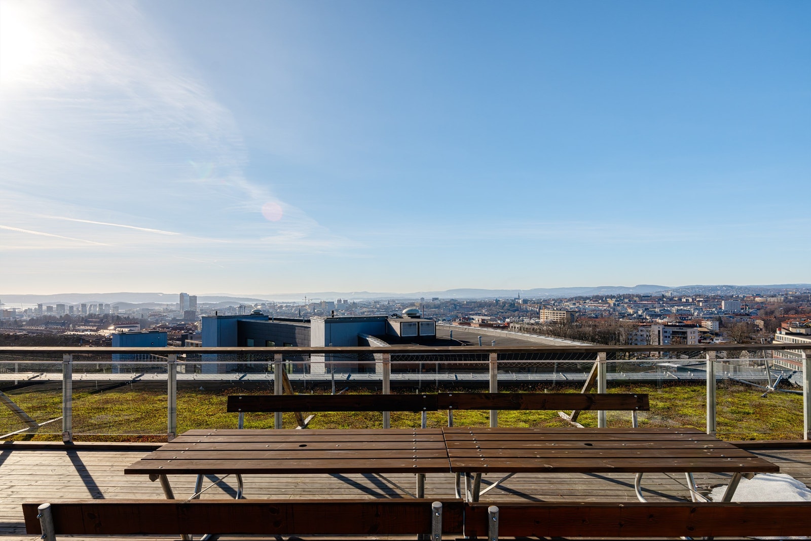 Det er to felles takterrasser i bygården og ettersom de fleste leiligheter har egen balkong oppleves takterrassen i 7.etg ganske privat. Galleribilde