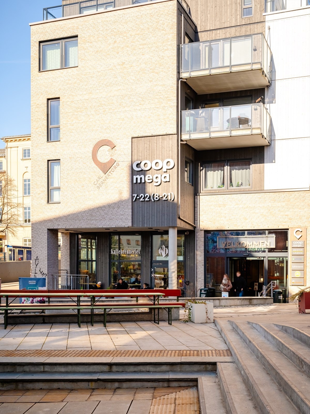 Carl Berner Torg ca. 2-3 min å gå fra leiligheten med blant annet Coop Mega, Mestergrønn, Apotek, Kaffebrenneriet og Fly Chicken. Galleribilde