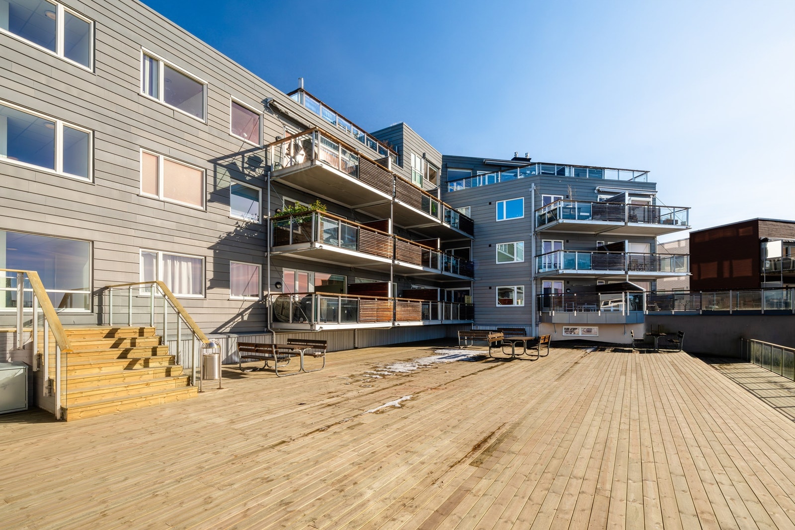 Felles takterrasse i 5.etg. Her er det planer om å kjøpe inn sittegrupper og beplantninger til glede for beboerne i borettslaget. Galleribilde